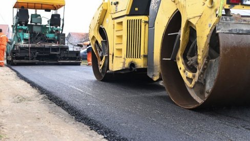 НОВА КАНАЛИЗАЦИЈА И АСФАЛТ: Путари сређују Улицу 13. октобар у Раковици