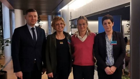 ЂИЛАСОВА ОПОЗИЦИЈА НА ЗАДАТКУ У БРИСЕЛУ: Траже санкције за Србију и поносно позирају са Куртијевом промотерком независног Косова (ФОТО) ЂИЛАСОВА ОПОЗИЦИЈА НА ЗАДАТКУ У БРИСЕЛУ: Траже санкције за Србију и поносно позирају са Куртијевом промотерком независног Косова (ФОТО)