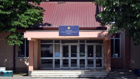 МАСКИРАНИ ОСНОВАЦ БИБЕР СПРЕЈОМ И ПАЛИЦОМ НАСРНУО НА ДРУГОВЕ: ИНЦИДЕНТ У ПОДГОРИЧКОЈ основној школи МАСКИРАНИ ОСНОВАЦ БИБЕР СПРЕЈОМ И ПАЛИЦОМ НАСРНУО НА ДРУГОВЕ: ИНЦИДЕНТ У ПОДГОРИЧКОЈ основној школи