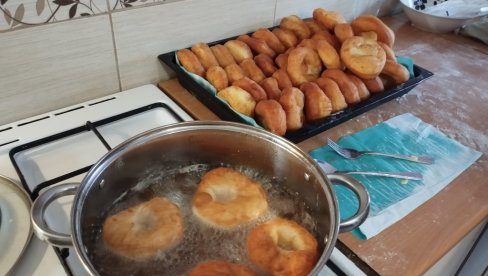 ЦЕЛО СЕЛО МИРИСАЛО НА ФАНКЕ: Стари буњевачки обичај изнедрио лепу манифестацију у Таванкуту ЦЕЛО СЕЛО МИРИСАЛО НА ФАНКЕ: Стари буњевачки обичај изнедрио лепу манифестацију у Таванкуту