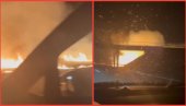 DIM SE DIŽE U NEBO: Veliki požar pored auto-puta ka Novom Sadu (VIDEO) DIM SE DIŽE U NEBO: Veliki požar pored auto-puta ka Novom Sadu (VIDEO)