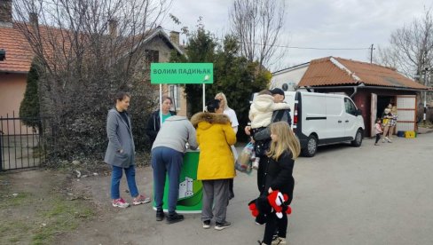 LEČE SE U GRADU, A IMAJU SVOJ DOM ZDRAVLJA: U Padinskoj skeli organizovano potpisivanje peticije za rad pedijatra vikendom LEČE SE U GRADU, A IMAJU SVOJ DOM ZDRAVLJA: U Padinskoj skeli organizovano potpisivanje peticije za rad pedijatra vikendom