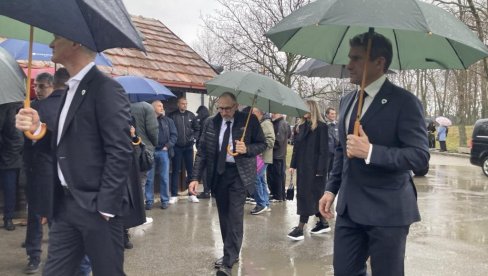 U DEKIJEVU ČAST: Delegacija Golden stejt voriorsa posetila halu koja od tragičnog događaja nosi ime Dejan Milojević