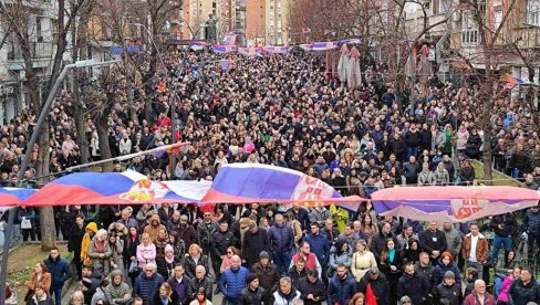 VELIČANSTVENI PRIZORI IZ VAZDUHA: More ljudi u Mitrovici na protestu protiv Kurtijevog režima (FOTO)