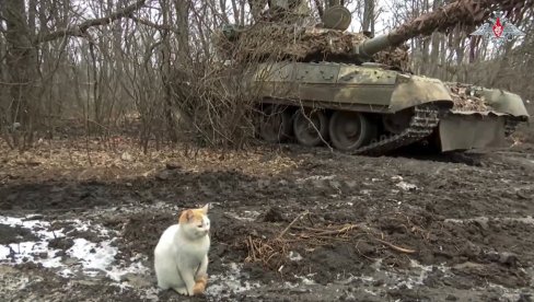 Т-90 ПРЕЖИВЕО УДАР ДРОНА КАМИКАЗЕ: Нови модели руског тенка отпорни на смрт из ваздуха (ВИДЕО) Т-90 ПРЕЖИВЕО УДАР ДРОНА КАМИКАЗЕ: Нови модели руског тенка отпорни на смрт из ваздуха (ВИДЕО)