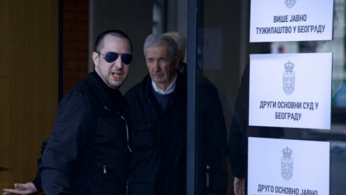 POČINJE NOVO SUĐENJE ZA UBISTVO PEVAČICE: Zoran Marjanović u crnom od glave do pete, nosi naočare za sunce (FOTO) POČINJE NOVO SUĐENJE ZA UBISTVO PEVAČICE: Zoran Marjanović u crnom od glave do pete, nosi naočare za sunce (FOTO)