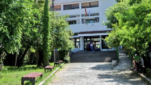 БЕЗ НАСТАВЕ У ХЕРЦЕГНОВСКОЈ СРЕДЊОЈ ШКОЛИ: Мејлом обавештени о бомби у згради БЕЗ НАСТАВЕ У ХЕРЦЕГНОВСКОЈ СРЕДЊОЈ ШКОЛИ: Мејлом обавештени о бомби у згради