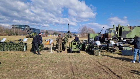 NOVOSTI NA LICU MESTA: Pogledajte naoružanje i vojnu opremu Vojske Srbije izložene u kompleksu Niške tvrđave (FOTO) NOVOSTI NA LICU MESTA: Pogledajte naoružanje i vojnu opremu Vojske Srbije izložene u kompleksu Niške tvrđave (FOTO)