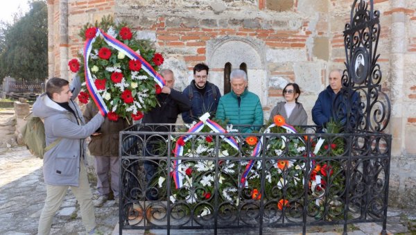 ПРЕДСТАВНИЦИ УДРУЖЕЊА НОВИНАРА СРБИЈЕ ПОЛОЖИЛИ СУ ВЕНЦЕ НА  ГРОБ ДИМИТРИЈА ДАВИДОВИЋА: Писца првог српског устава (ФОТО)