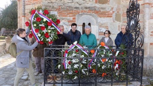 PREDSTAVNICI UDRUŽENJA NOVINARA SRBIJE POLOŽILI SU VENCE NA GROB DIMITRIJA DAVIDOVIĆA: Pisca prvog srpskog ustava (FOTO) PREDSTAVNICI UDRUŽENJA NOVINARA SRBIJE POLOŽILI SU VENCE NA GROB DIMITRIJA DAVIDOVIĆA: Pisca prvog srpskog ustava (FOTO)