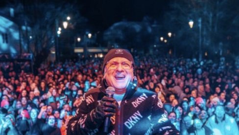 ЖЕЉКО САМАРЏИЋ ОТКРИО ПОРОДИЧНУ ТАЈНУ: Организовали аутобусе да би били уз комшију (ФОТО) ЖЕЉКО САМАРЏИЋ ОТКРИО ПОРОДИЧНУ ТАЈНУ: Организовали аутобусе да би били уз комшију (ФОТО)