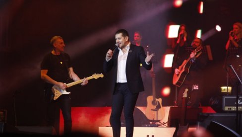 ВЕЛИЧАНСТВЕНА НОЋ: Ацо Пејовић певао за 20 хиљада људи (ФОТО) ВЕЛИЧАНСТВЕНА НОЋ: Ацо Пејовић певао за 20 хиљада људи (ФОТО)