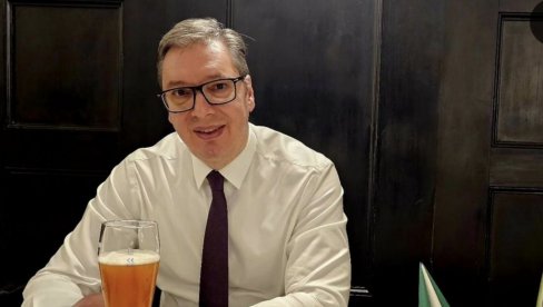 SREĆAN ŠTO POSLE 20 GODINA MOŽEMO DA POPIJEMO PIVO: Predsednik Vučić pokazao sa kim provodi slobodno vreme u Minhenu (FOTO)