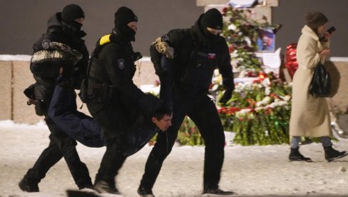 POLICIJA UHAPSILA 100 DEMONSTRANATA: U Rusiji protesti zbog smrti Navaljnog (FOTO/VIDEO) POLICIJA UHAPSILA 100 DEMONSTRANATA: U Rusiji protesti zbog smrti Navaljnog (FOTO/VIDEO)