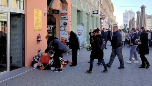 OSAM MLADIH ŽIVOTA ZAUVEK NESTALO U PLAMENU: U Novom Sadu uz vence i cveće obeleženo 16 godina od tragedije u kafiću „Laundž“