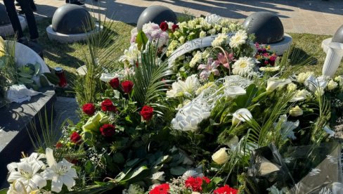 ТУГА НЕ ЈЕЊАВА: Пет година без Шабана Шаулића, родбина и пријатељи не заборављају краља народне музике (ФОТО) ТУГА НЕ ЈЕЊАВА: Пет година без Шабана Шаулића, родбина и пријатељи не заборављају краља народне музике (ФОТО)