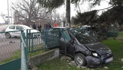 АУТОМ СЕ ЗАКУЦАО У ОГРАДУ: Саобраћајна несрећа код Обреновца (ФОТО) АУТОМ СЕ ЗАКУЦАО У ОГРАДУ: Саобраћајна несрећа код Обреновца (ФОТО)