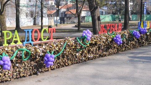 ПРАВЕ БИСТУ ДЕСАНКЕ МАКСИМОВИЋ: Са моста љубави у Врњачкој плански се уклања одређени број катанаца (ФОТО)