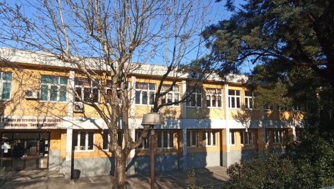 NIJE ZVONILO ZA POČETAK NASTAVE: Prosvetari počeli štrajk, pregovori vlade i Sindikata nastavljaju se u sredu NIJE ZVONILO ZA POČETAK NASTAVE: Prosvetari počeli štrajk, pregovori vlade i Sindikata nastavljaju se u sredu