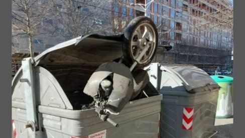 МОТОР ЗАВРШИО У КОНТЕЈНЕРУ: Несвакидашња сцена у Булевару краља Александра МОТОР ЗАВРШИО У КОНТЕЈНЕРУ: Несвакидашња сцена у Булевару краља Александра