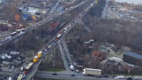 КОЛАПС НА ПАНЧЕВАЧКОМ МОСТУ: Ланчани судар изазвао општу пометњу, створиле се велике гужве КОЛАПС НА ПАНЧЕВАЧКОМ МОСТУ: Ланчани судар изазвао општу пометњу, створиле се велике гужве