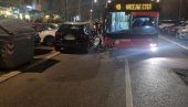 VOZAČ ZASPAO ZA VOLANOM? Saobraćajna nesreća na Voždovcu, autobus naleteo na automobile (FOTO)