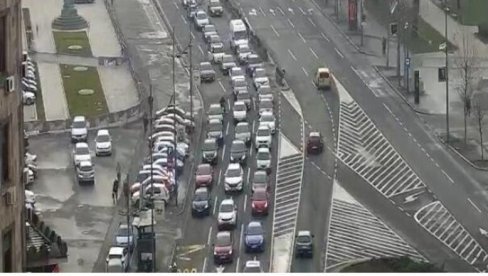 ВОЗАЧИ, НАОРУЖАЈТЕ СЕ СТРПЉЕЊЕМ: Ево где су највеће гужве у престоници, ако можете избегавајте ове делове града (ФОТО) ВОЗАЧИ, НАОРУЖАЈТЕ СЕ СТРПЉЕЊЕМ: Ево где су највеће гужве у престоници, ако можете избегавајте ове делове града (ФОТО)