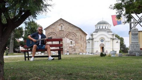 МУЗИКОМ ТЕРА СУМОРНЕ МИСЛИ: Небојша Денић, професор у Косовској Митровици, има два доктората и два солистичка албума МУЗИКОМ ТЕРА СУМОРНЕ МИСЛИ: Небојша Денић, професор у Косовској Митровици, има два доктората и два солистичка албума