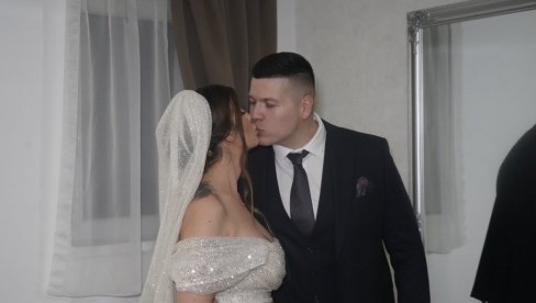 ВЕНЧАЛИ СЕ ЈЕЛЕНА И СЛОБА РАДАНОВИЋ: Прва изјава супружника (ФОТО/ВИДЕО) ВЕНЧАЛИ СЕ ЈЕЛЕНА И СЛОБА РАДАНОВИЋ: Прва изјава супружника (ФОТО/ВИДЕО)