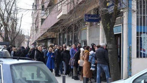 PROSVETARI NA KiM OGORČENI JER NE MOGU DA PODIGNU PLATE: Kako ćemo decu da školujemo? (FOTO) PROSVETARI NA KiM OGORČENI JER NE MOGU DA PODIGNU PLATE: Kako ćemo decu da školujemo? (FOTO)
