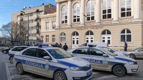 U TOKU PREGLED ŠKOLE: Zbog dojave o bombi evakuisana Gimnazija u Smederevu (FOTO/VIDEO) U TOKU PREGLED ŠKOLE: Zbog dojave o bombi evakuisana Gimnazija u Smederevu (FOTO/VIDEO)