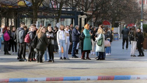 ДОЈАВУ О БОМБИ УПУТИО МАЛОЛЕТНИК (16): Кривична пријава средњошколцу због данашњег инцидента у гимназији у Смедереву ДОЈАВУ О БОМБИ УПУТИО МАЛОЛЕТНИК (16): Кривична пријава средњошколцу због данашњег инцидента у гимназији у Смедереву