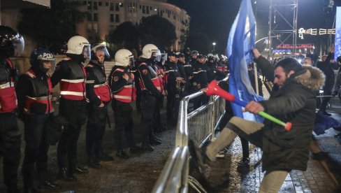 РАМУ ОПТУЖУЈУ ЗА КОРУПЦИЈУ: У главном граду Албаније део опозиције са својим присталицама одржао протест против актуелне владе РАМУ ОПТУЖУЈУ ЗА КОРУПЦИЈУ: У главном граду Албаније део опозиције са својим присталицама одржао протест против актуелне владе