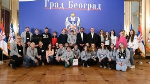 PONOSAN NA BUDUĆE ŠAMPIONE: Šapić ugostio đake iz Francuske i OŠ Mitraljeta PONOSAN NA BUDUĆE ŠAMPIONE: Šapić ugostio đake iz Francuske i OŠ Mitraljeta