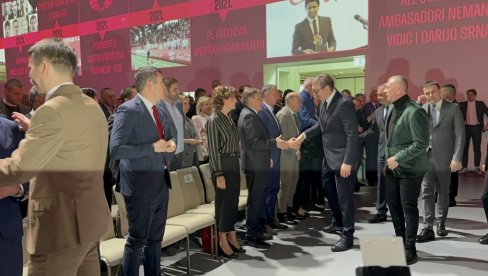 ДЕЦА ГА ДОЧЕКАЛА ВРИСКОМ: Погледајте долазак председника - Вучић на церемонији у Сава центру (ВИДЕО) ДЕЦА ГА ДОЧЕКАЛА ВРИСКОМ: Погледајте долазак председника - Вучић на церемонији у Сава центру (ВИДЕО)