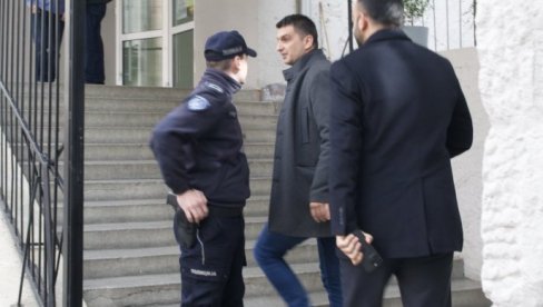 NOVOSTI NA LICU MESTA: Mirno ispred Ribnikara, deca bezbedna nakon što je kod osmaka pronađen nož (FOTO/VIDEO) NOVOSTI NA LICU MESTA: Mirno ispred Ribnikara, deca bezbedna nakon što je kod osmaka pronađen nož (FOTO/VIDEO)