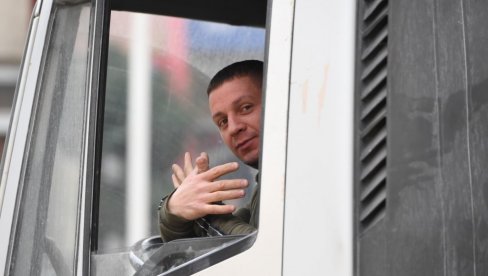 СРАМНО! Док инвалиди траже свој динар, Шиптари провоцирају и прете (ФОТО) СРАМНО! Док инвалиди траже свој динар, Шиптари провоцирају и прете (ФОТО)