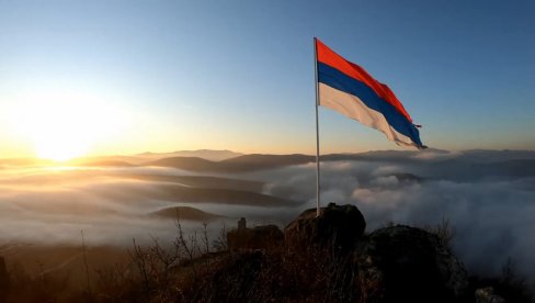 НЕМА ПРЕДАЈЕ У ЗВЕЧАНУ: Српска тробојка се поново вијори на средњовековној тврђави (ФОТО) НЕМА ПРЕДАЈЕ У ЗВЕЧАНУ: Српска тробојка се поново вијори на средњовековној тврђави (ФОТО)