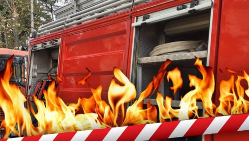 БУКНУО ПОЖАР У ПОЖЕГИ: Луксузни аутомобили у пламену - ватрогасци покушавају да спасу остала возила