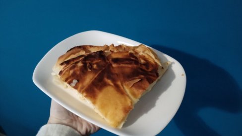 NAPRAVITE NAJBRŽI DOMAĆI BUREK: Savršen doručak, a idealan recept i za one koji nisu vešti u kuhinji (FOTO)