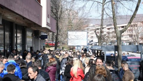 STUDENTI I MLADI ČEKAJU ISPRED POŠTANSKE ŠTEDIONICE U SEVERNOJ MITROVICI: Ne mogu da podignu stipendije i plate