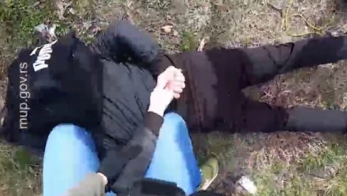 СНИМАК ХАПШЕЊА ОСУМЊИЧЕНОГ ЗБОГ УБИСТВА МИЛАНА ШУШЕ: Погледајте акцију полиције (ВИДЕО) СНИМАК ХАПШЕЊА ОСУМЊИЧЕНОГ ЗБОГ УБИСТВА МИЛАНА ШУШЕ: Погледајте акцију полиције (ВИДЕО)