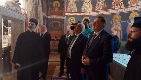 СПЦ ЈЕ КЉУЧНА ЗА ОЧУВАЊЕ СРПСКОГ ИДЕНТИТЕТА: Додик и Мандић у Саборном храму Христовог васкрсења у Подгорици СПЦ ЈЕ КЉУЧНА ЗА ОЧУВАЊЕ СРПСКОГ ИДЕНТИТЕТА: Додик и Мандић у Саборном храму Христовог васкрсења у Подгорици