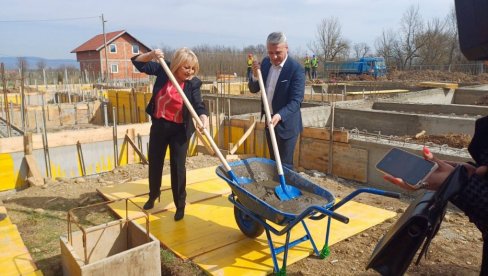 ТЕМЕЉАЦ У ЗАБЛАЋУ: Свечано започета изградња новог објекта чачанске предшколске установе Моје детињство