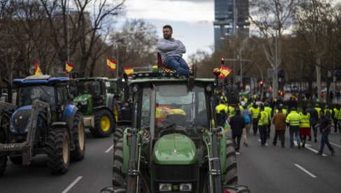 ПОЉОПРИВРЕДНИЦИ ИДАЉЕ ТРАЖЕ СВОЈА ПРАВА: Трактори направили колапс у саобраћају, блокирани главни путни правци (ФОТО) ПОЉОПРИВРЕДНИЦИ ИДАЉЕ ТРАЖЕ СВОЈА ПРАВА: Трактори направили колапс у саобраћају, блокирани главни путни правци (ФОТО)