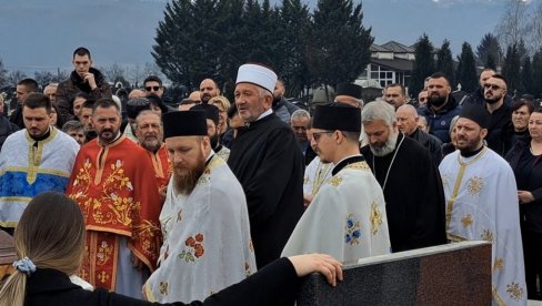 СУЗЕ У ОЧИМА МИТРОПОЛИТА ЈОАНИКИЈА: Беране испратило проту Драгана, речи имама Муратовића све расплакале (ФОТО) СУЗЕ У ОЧИМА МИТРОПОЛИТА ЈОАНИКИЈА: Беране испратило проту Драгана, речи имама Муратовића све расплакале (ФОТО)