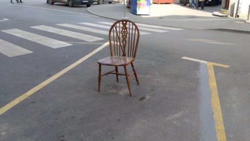 TRPEZARIJSKA STOLICA - ČUVAR MESTA NA PARKINGU: Požarevljani se na razne načine dovijaju da obezbede prostor za parkiranje