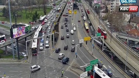САОБРАЋАЈНА НЕЗГОДА НА АУТОКОМАНДИ: Створене велике гужве на прилазима кружном току САОБРАЋАЈНА НЕЗГОДА НА АУТОКОМАНДИ: Створене велике гужве на прилазима кружном току