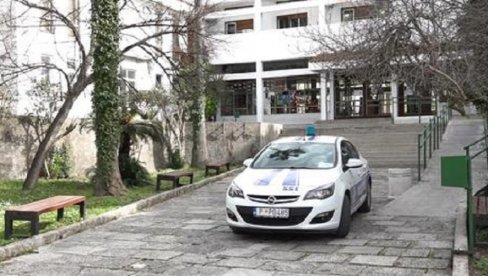 ДОЈАВЕ О БОМБАМА ЗАУСТАВЉАЈУ НАСТАВУ: Осим у средњој, настава прекинута у три основне школе у Херцег Новом ДОЈАВЕ О БОМБАМА ЗАУСТАВЉАЈУ НАСТАВУ: Осим у средњој, настава прекинута у три основне школе у Херцег Новом