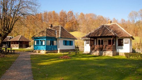 ŠOK: Vlasnica kuće pričala sa misterioznom ženom, a onda je razvalila 3. podnu dasku ispod stepenica (FOTO) ŠOK: Vlasnica kuće pričala sa misterioznom ženom, a onda je razvalila 3. podnu dasku ispod stepenica (FOTO)